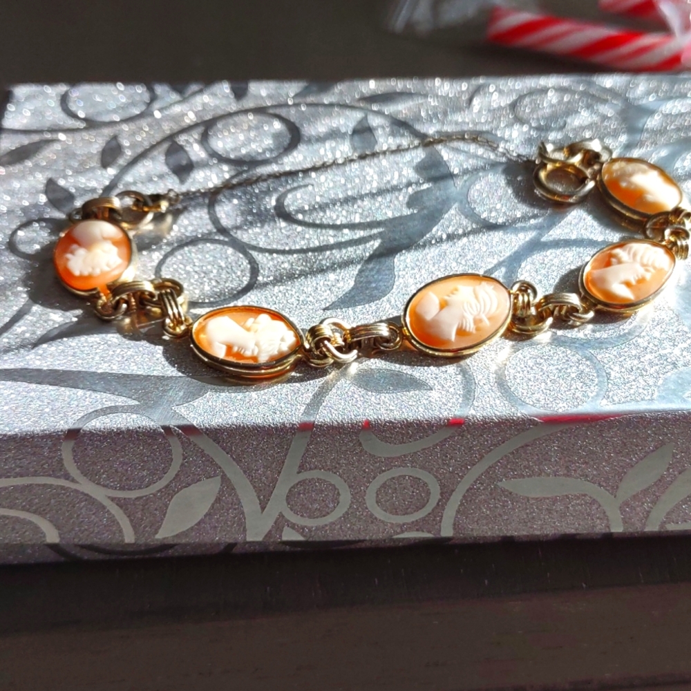 Vintage hand carved shell cameo bracelet